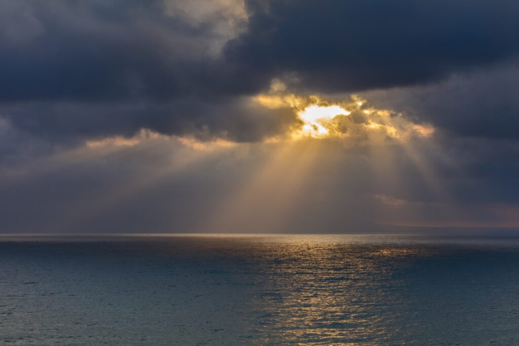 Trauerrede mal anders - ein Lichtblick brich durch die Wolkendecke