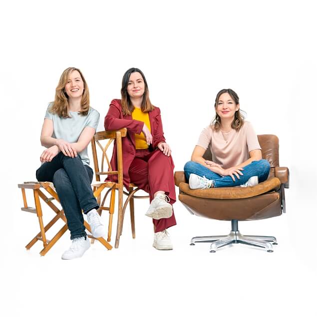 Heike, Anika und Carina sitzen auf einem Stuhl