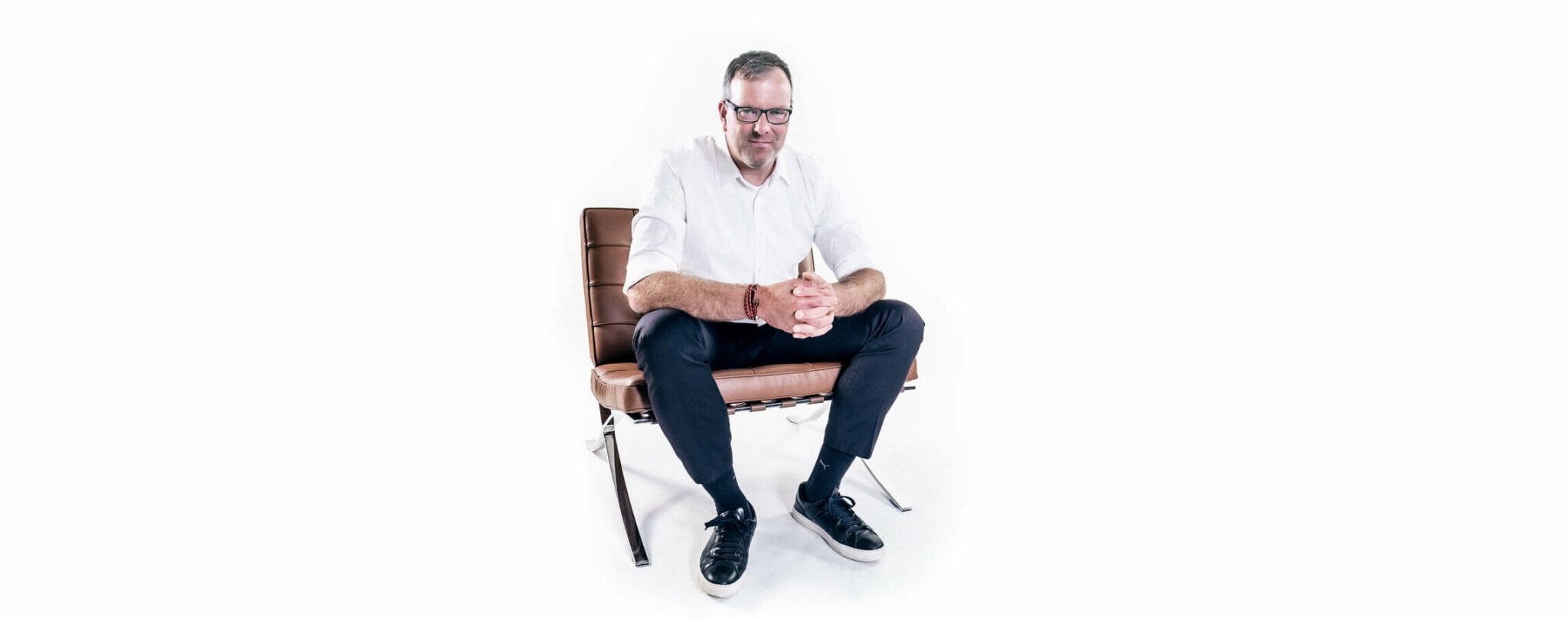 Effizient Reden schreiben - Webinar - Martin sitzt auf einem Stuhl
