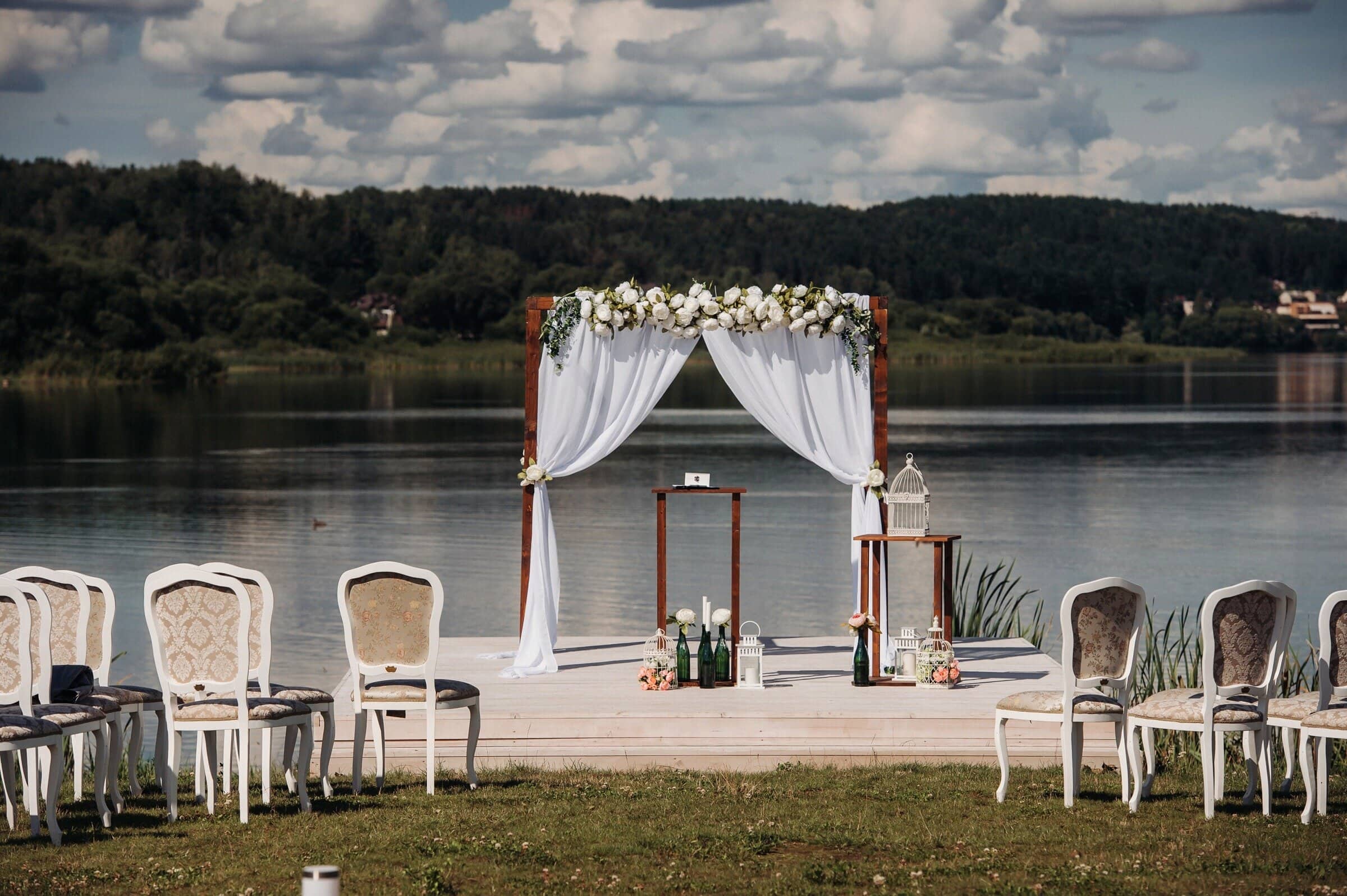 Trauredner Seminar oder Ausbildung - schöne Deko einer Hochzeit am See