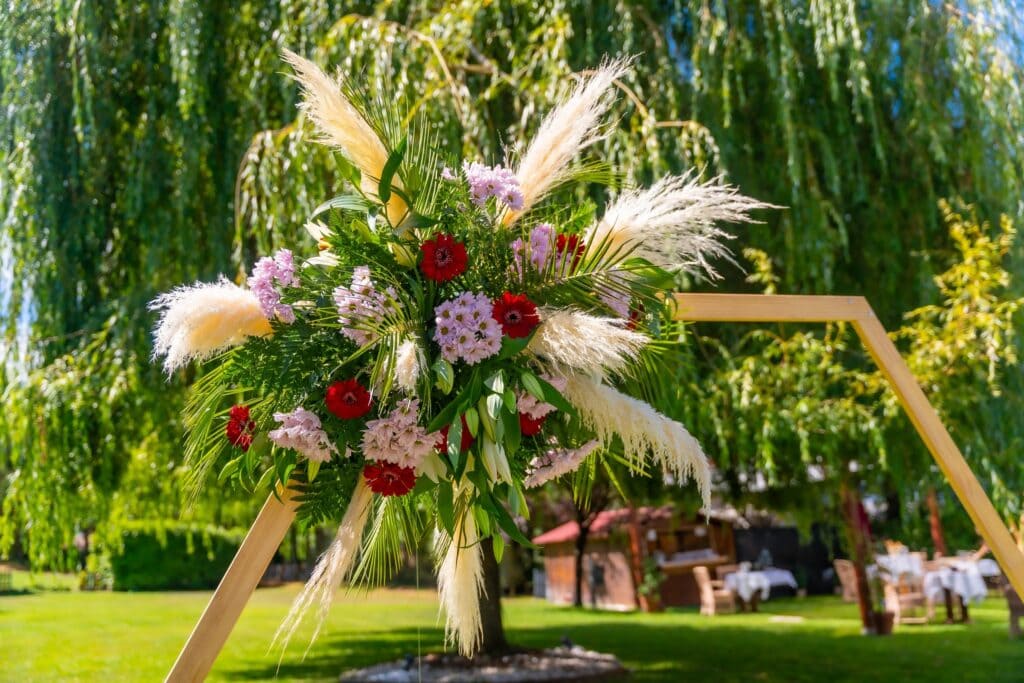 Was macht ein Trauredner - wundervolle Blumendeko an Hochzeitsbogen