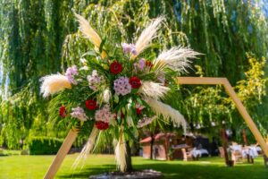 Was macht ein Trauredner - wundervolle Blumendeko an Hochzeitsbogen