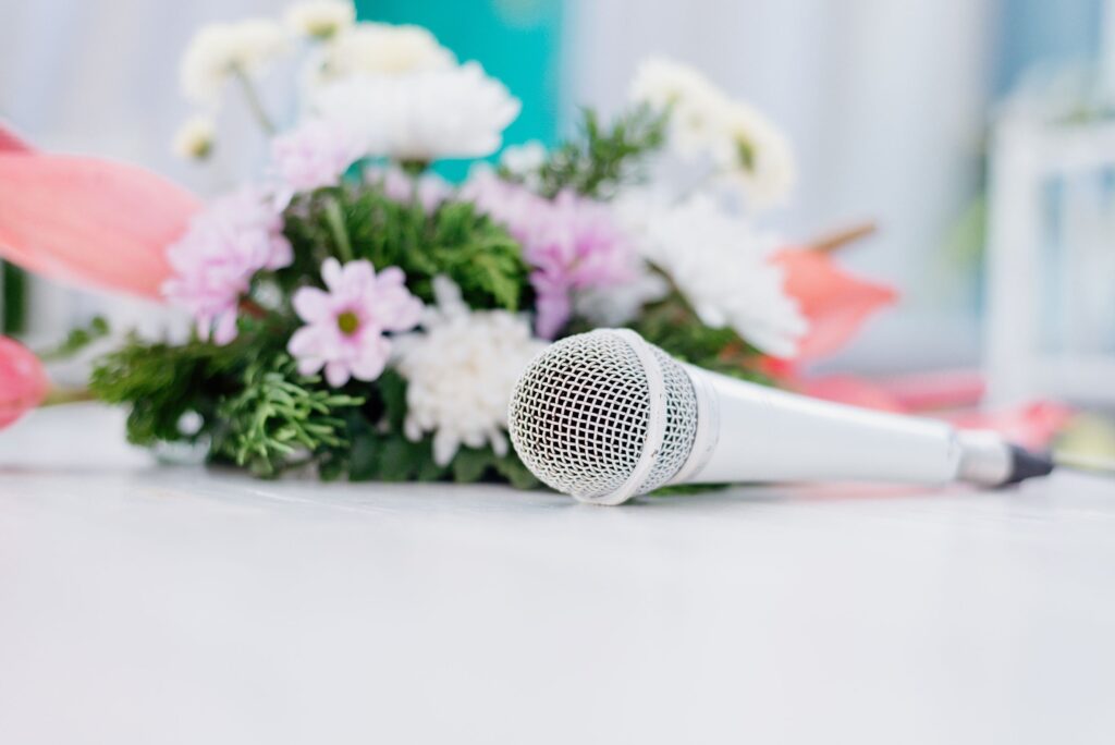 Wie lang sollte eine Hochzeitsrede sein - Mikrofon und Blumen für Hochzeit