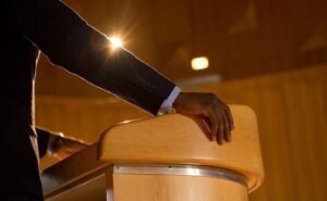 „Endlich tue ich etwas mit Wert“ – Interview mit Traurednerin Gabriele Mertesdorf 13 Berühmte Grabreden haben Trauerredner inspiriert