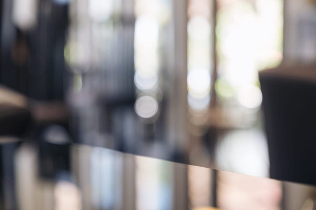 Leerer Tisch in einem modernen, hell erleuchteten Raum, ideal für die Ausbildung von freien Rednern und Präsentationstraining.