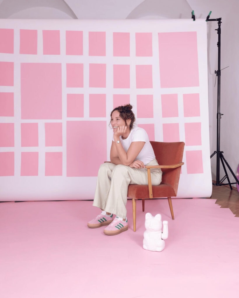 Frau bei Rednertraining in professionellem Studio, vorbereitet für die freie Rednerausbildung, mit Fokus auf Rhetorik und Präsentationstechniken.